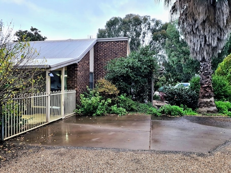 Property grounds. "The Gums" peaceful & private cottage close to amenities & beautiful Lake Albert