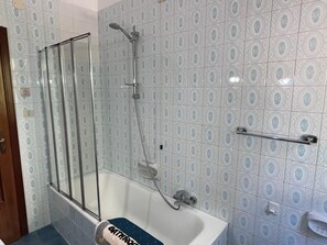 Secador de cabelo, toalhas de banho, papel higiênico 