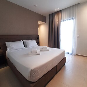 Economy Double | with Balcony - No View | Két bảo mật tại phòng, bàn, phòng cách âm, bàn ủi/dụng cụ ủi quần áo 