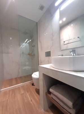 Ducha, artículos de higiene personal gratuitos y secador de pelo