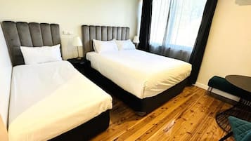 Executive Üç Kişilik Oda | Masa, dizüstü bilgisayar çalışma alanı, güneşlik/perde, ütü/ütü masası