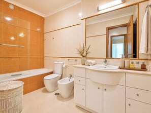 Haartrockner, Bidet, Handtücher, Seife