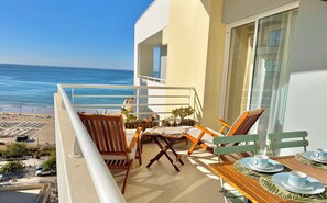 Outdoor dining - Elegant beachfront  apartment Wi-Fi Airco (Portimão)