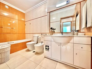 Hair dryer, bidet, towels, soap - Elegant beachfront  apartment Wi-Fi Airco (Portimão)