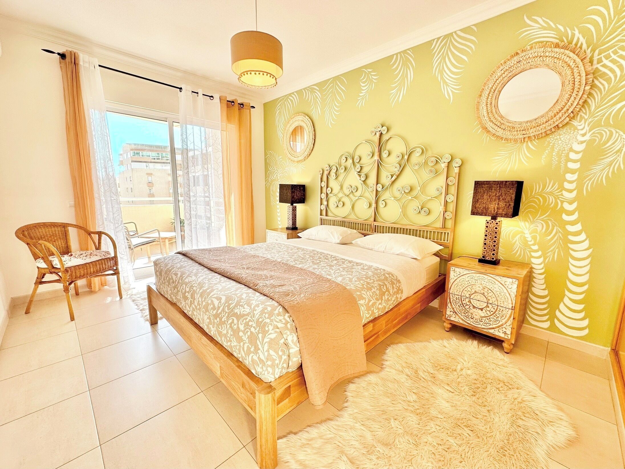 1 habitación, tabla de planchar con plancha y cuna de viaje 