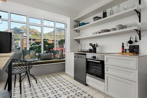 Luxury-Apartment | Eigene Küche | Großer Kühlschrank, Mikrowelle, Ofen, Herdplatte