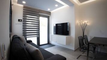 Luksus-lejlighed | Opholdsområde | 43-tommers smart-tv med kabelkanaler