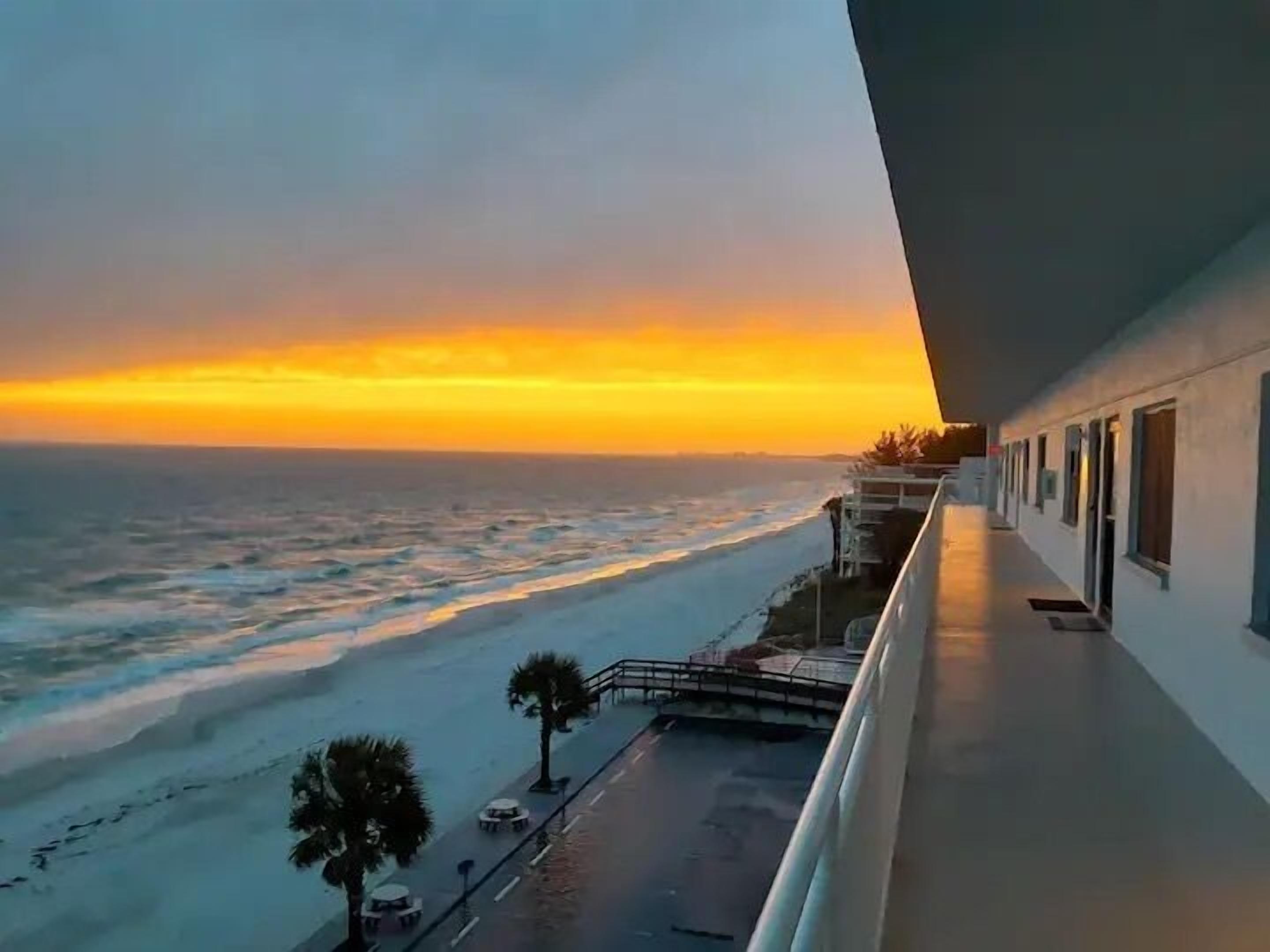 Sunset Beach ~ The Sunset Chateau ~ Pool, Beach Views, Parking, Wifi 507