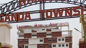 Uma entrada com portão para um complexo hoteleiro, com uma placa que diz 'HAIDERY LANDA TOWNS HOTEL APARTMENTS'.