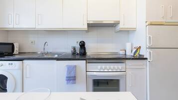 Een koelkast, een magnetron, een oven, een kookplaat