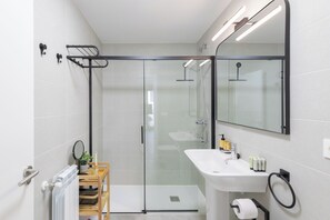 Douche, sèche-cheveux, serviettes fournies