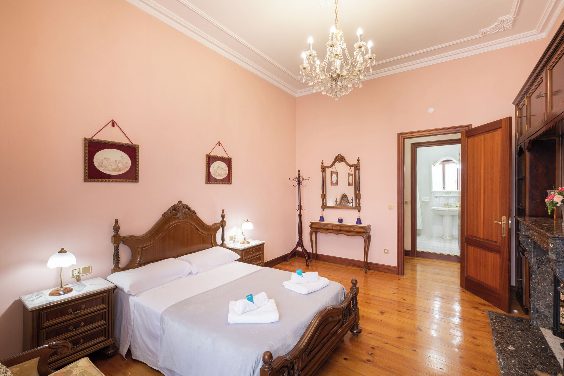 4 chambres, fer et planche à repasser, Wi-Fi, draps fournis