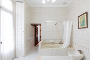 Bathtub, free toiletries, hair dryer, bidet - Jauregi - baskeyrentals (Lekeitio)