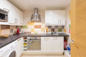 Fridge, microwave, oven, stovetop - Euskalduna - baskeyrentals (Zarautz)