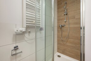 Studio Suite | Bathroom | Shower, towels, soap, shampoo - RentPlanet - Apartamenty Dyrekcyjna (Wroclaw)