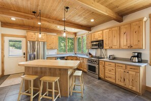 Kylskåp, mikrovågsugn, diskmaskin och kaffe- och tebryggare