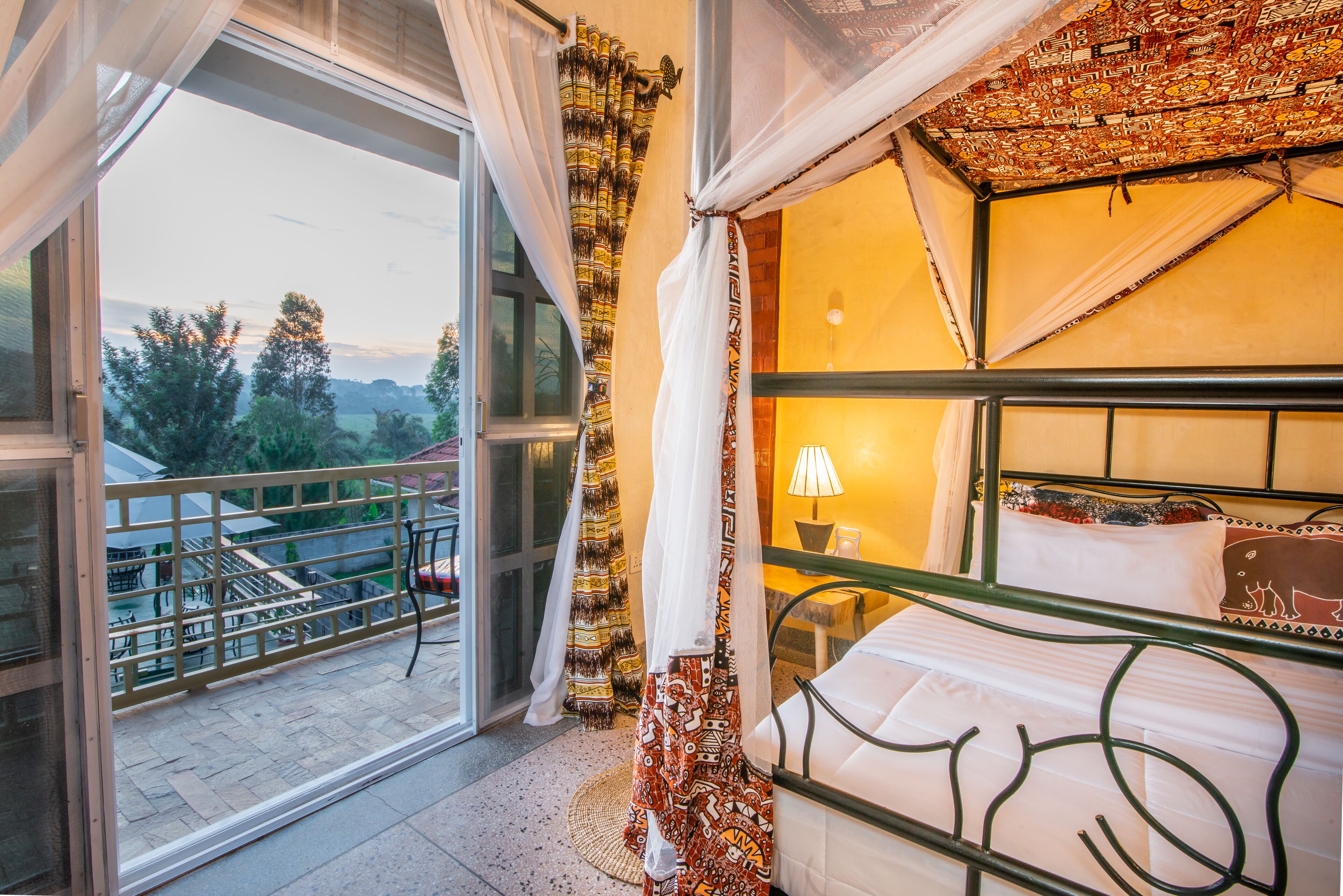 淋浴设施、大花洒淋浴喷头、名牌洗护用品、吹风机