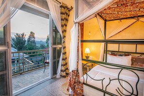 Shower, rainfall showerhead, designer toiletries, hair dryer - Jet Villas Entebbe (Entebbe)