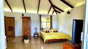 1 habitación, tabla de planchar con plancha, wifi gratis y ropa de cama