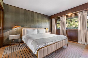 4 bedrooms, iron/ironing board, WiFi, bed sheets - Beverly Tree House - Classic Hollywood Estate with Breathtaking Views (Los Angeles)