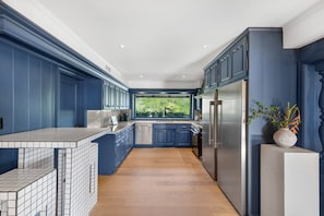 Køleskab, mikrobølgeovn, ovn, kogeplade