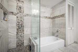 Badekar, hårtørrer, håndklæder
