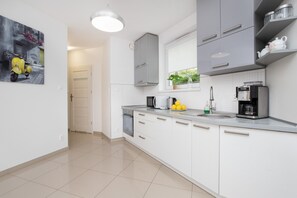 Huoneisto, 1 makuuhuone, parveke | Yksityinen keittiö | Mikroaaltouuni, astianpesukone, kahvin-/teenkeitin