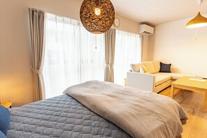 Habitación cuádruple básica | Área de sala de estar | Smart TV de 32 pulgadas con canales digitales, Netflix y Hulu 