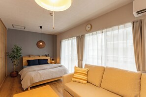 Habitación cuádruple básica | Área de sala de estar | Smart TV de 32 pulgadas con canales digitales, Netflix y Hulu 