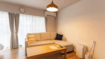 Basic Quadruple Room | Living area | 32-inch Smart TV with digital channels, Netflix, Hulu