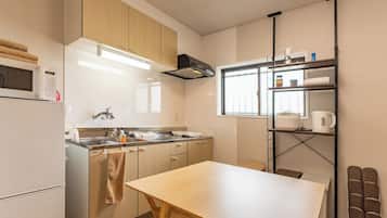 Basic Quadruple Room | Private kitchen | Fridge, microwave, rice cooker, cookware/dishes/utensils