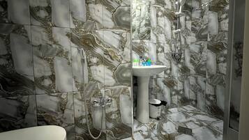 Articles de toilette gratuits, sèche-cheveux, peignoirs, chaussons