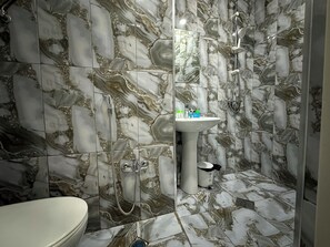 Free toiletries, hair dryer, bathrobes, slippers - Perron Hotel (Baku)