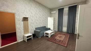 Kamar Double atau Twin Deluks | Seprai premium, brankas, meja kerja, dan kedap suara