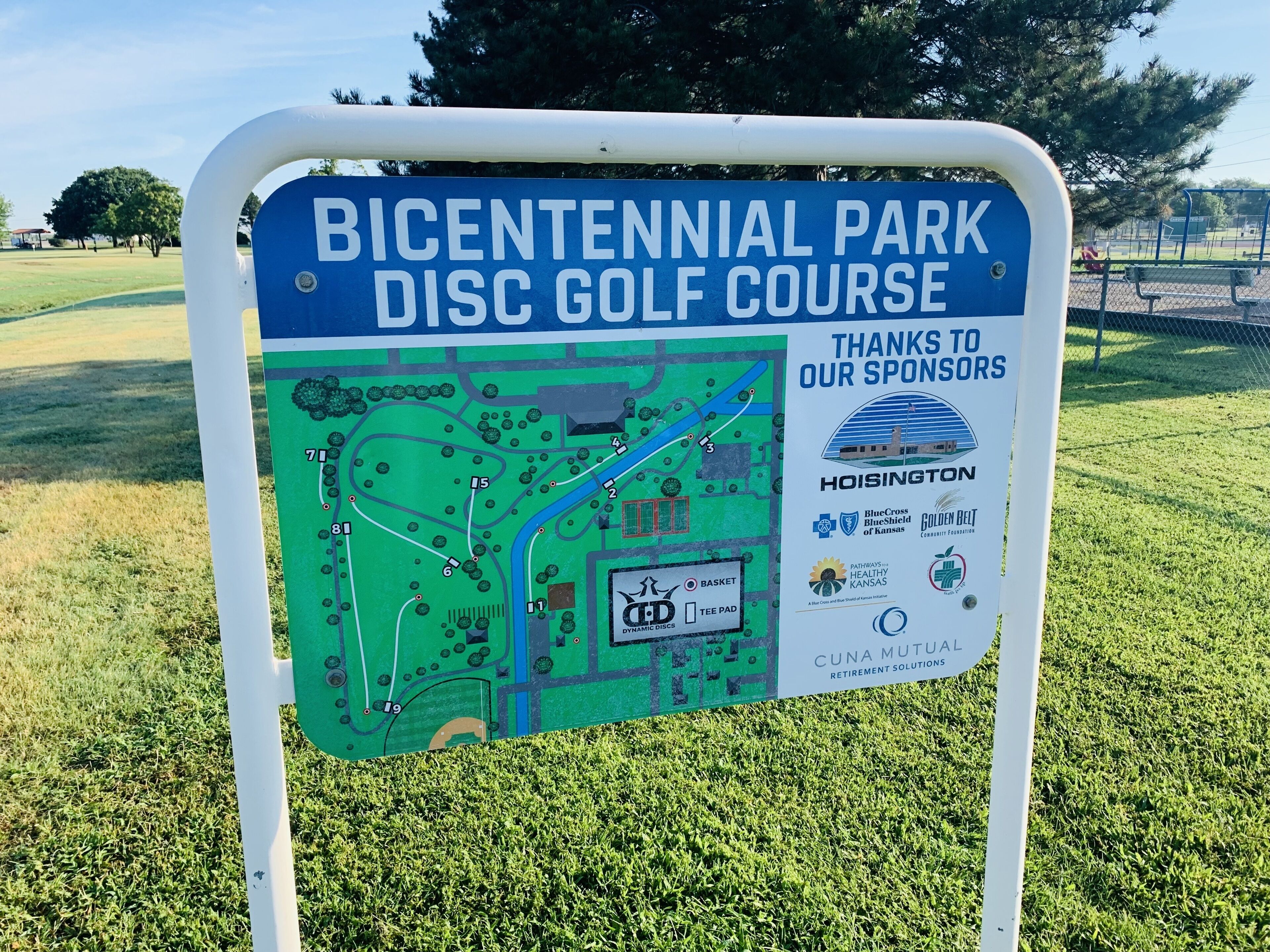 Señal para el campo de disc golf de Bicentennial Park, con un mapa y logotipos de patrocinadores.