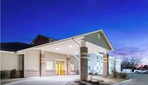 Front of property - Park View Inn & Suites Hoisington (Hoisington)
