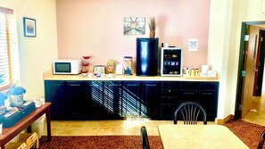 Free daily on-the-go breakfast  - Park View Inn & Suites Hoisington (Hoisington)