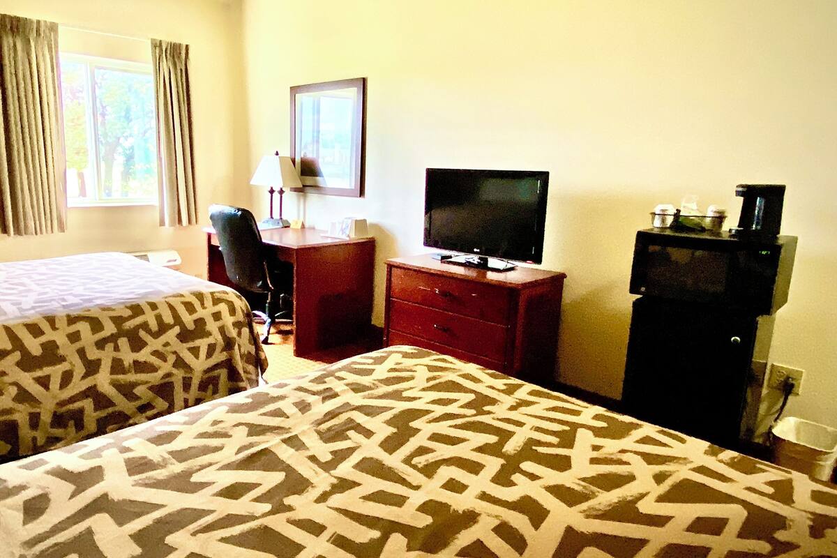 Design Double Room | Premium bedding, minibar, desk, laptop workspace