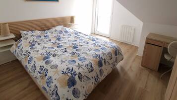 2 chambres, bureau, fer et planche à repasser, lit parapluie