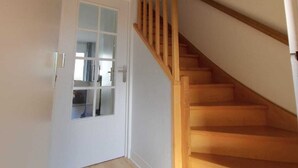 A wooden staircase with a white door and a woven ceiling light fixture. - Hardelot-Plage - beach - sea view (Neufchâtel-Hardelot)