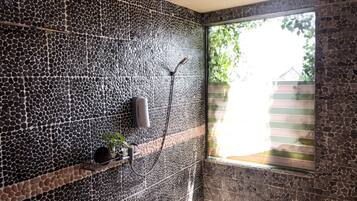 Camera doppia, vista mare | Bagno | Doccia, asciugacapelli, bidet, asciugamani