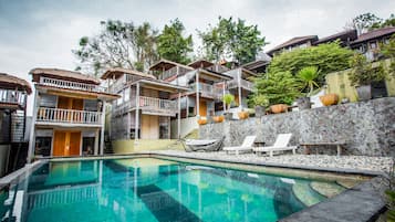 Una piscina al aire libre