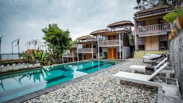 Una piscina al aire libre