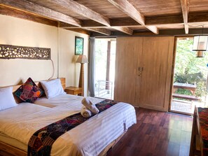Premium bedding, desk, laptop workspace, free WiFi - Tree House Lodge (Nusa Dua)