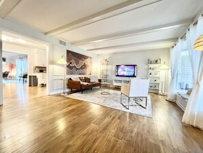 Smart TV, fireplace, books, offices