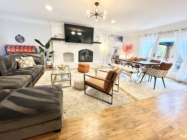 Smart TV, chimenea, libros y oficina 