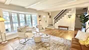 Smart-TV, Kamin, Bücher, Arbeitsbereiche