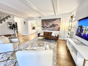 Smart TV, chimenea, libros y oficina 