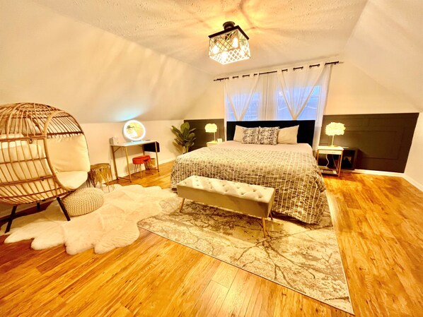 4 habitaciones, escritorio y tabla de planchar con plancha 