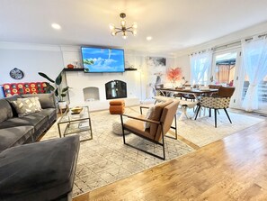 Una Smart TV, una chimenea, libros, una oficina